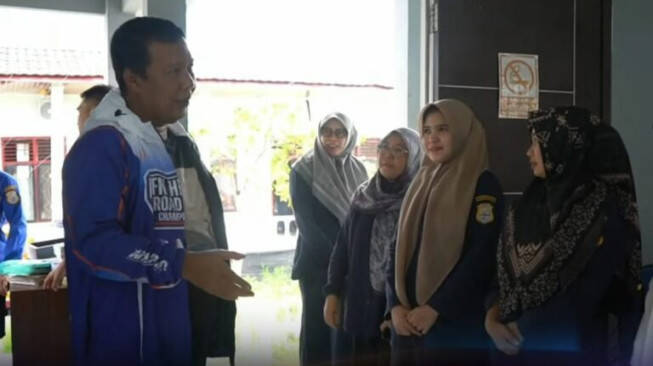 Romi Tinjau Kantor Camat Kuala Jambi Yang Rusak