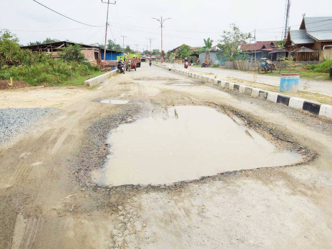 Ruas Jalan Manunggal Satu Rusak Parah