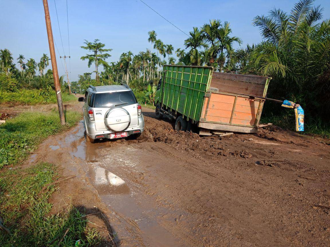 Ruas Jalan Provinsi di Pengabuan Rusak Parah