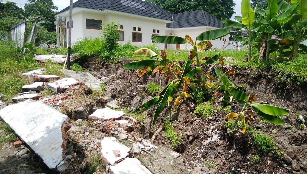 Rumah Warga Nyaris Ambruk, Akibat Tembok Rumah Dinas DPRD Provinsi Jambi Roboh
