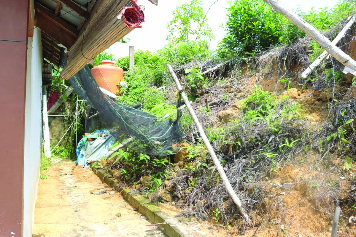 Rumah Warga Nyaris Tertimbun, Komisi III DPRD Tinjau Lokasi