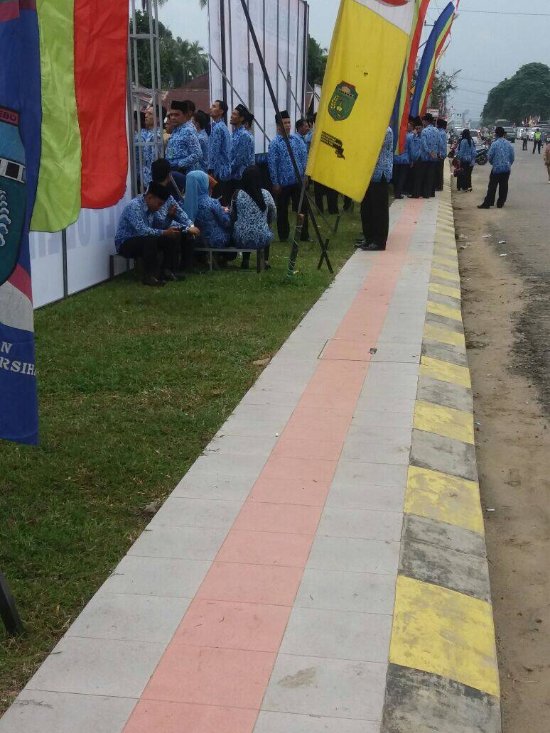 Saat Upacara HUTRI Ke 72 Sejumlah ASN Acuh Cuek Sambil Main Hp