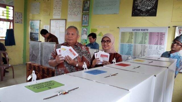 Safrial Gunakan Hak Pilihnya di TPS 12