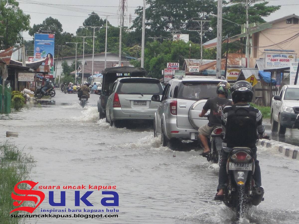 Saluran Tak Berfungsi, Jalan Dua Jalur Tergenang Air Hujan