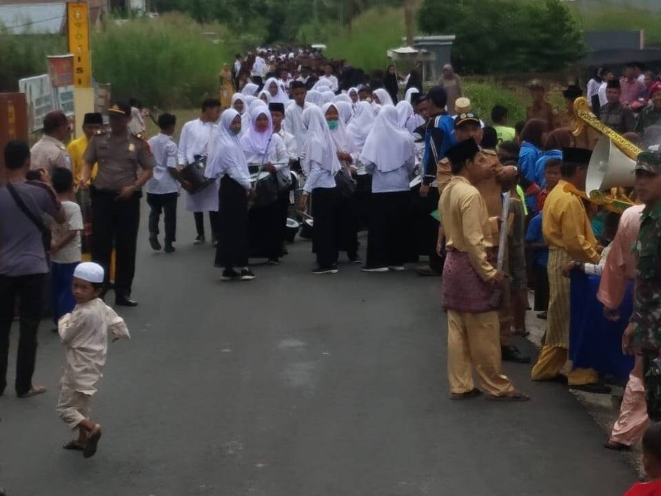 Sambut Acara Tolak Balak, Masyarakat dan Pelajar Nipah Panjang Gelar Pawai Budaya