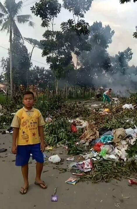 Sampah Menumpuk Bagaikan Gunung, Warga Blokir Jalan