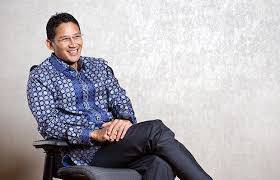 Sandiaga Tukar Uang Dolar ke Rupiah