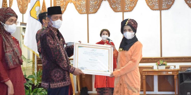 Sani Berikan Penghargaan Kartini Masa Kini Provinsi Jambi