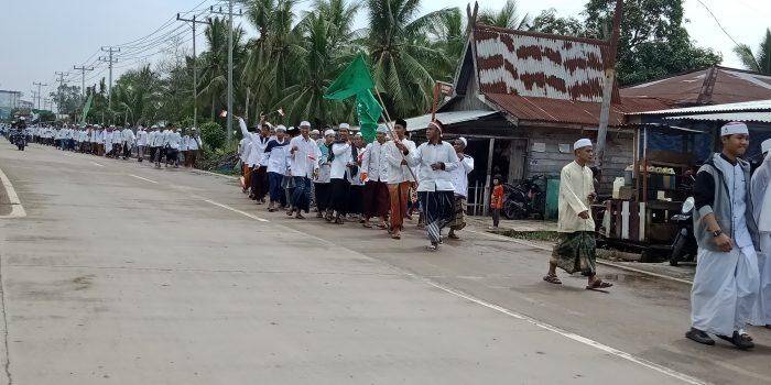 Santri Al-Baqiyatushalihat Pawai Keliling