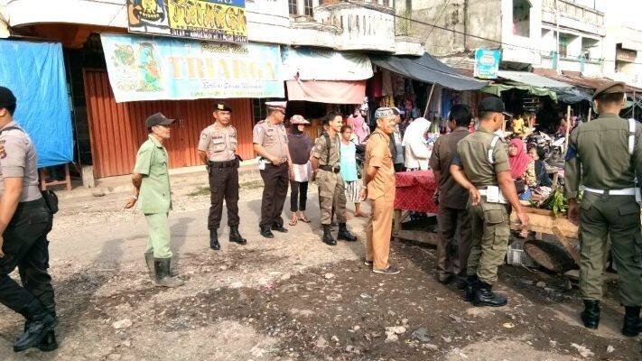 Sat Pol PP Dan Polisi Tertibkan Pasar Singkut