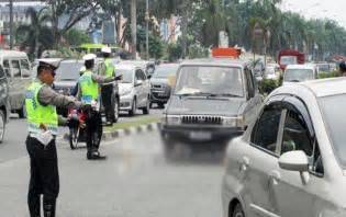 Satlantas Bagikan Bendera Kepada Pengendara