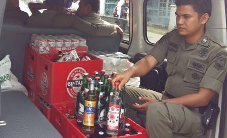 Satpol-PP Sita Ratusan Botol Minuman Beralkohol