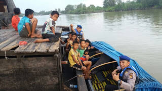 Satpolair Tanjabtim Sambangi Anak Pesisir Pantai