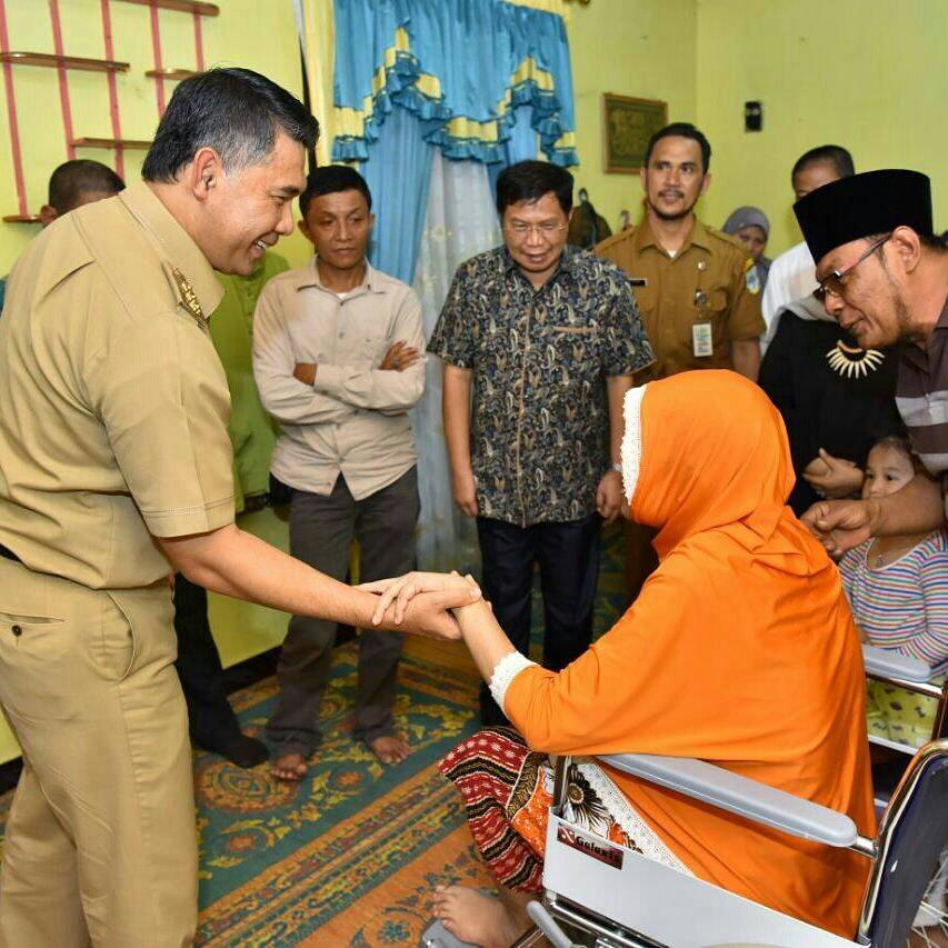 Sebagai Bentuk Dedikasi, Fasha Kembali Serahkan Kursi Roda Gratis