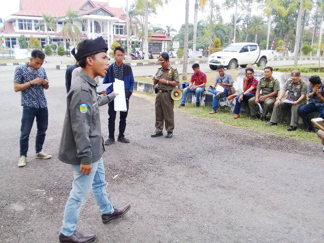 Sebut Pegawai Dukcapil Songong Mahasiswa Tuding Infrastruktur Pilih Kasih
