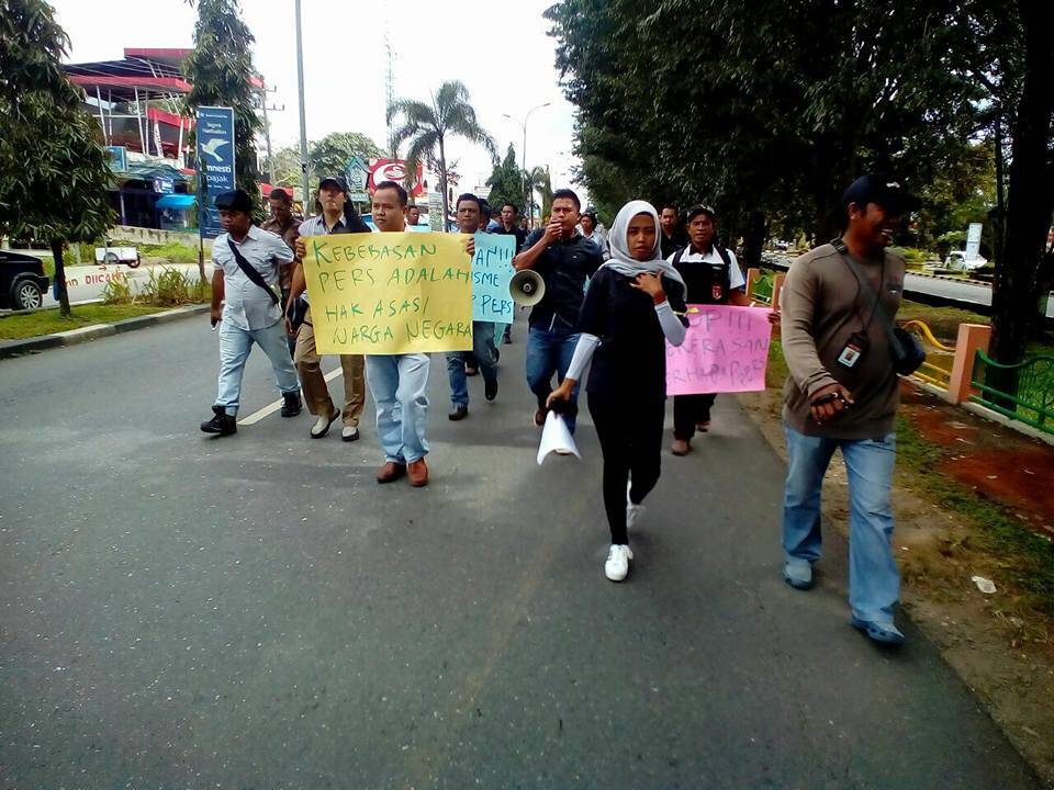 Sedang Meliput Wartawan Dicekik