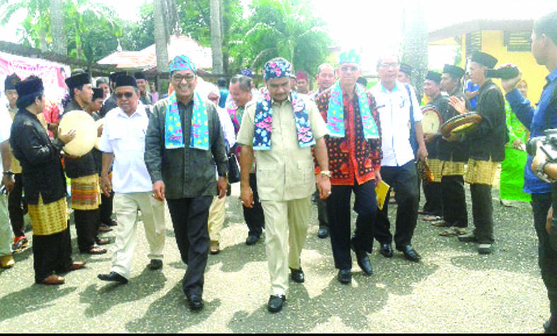 Sekda Batanghari Bahkhtiar Bersama Komisi X DPR-RI Serahkan Beasiswa PIP