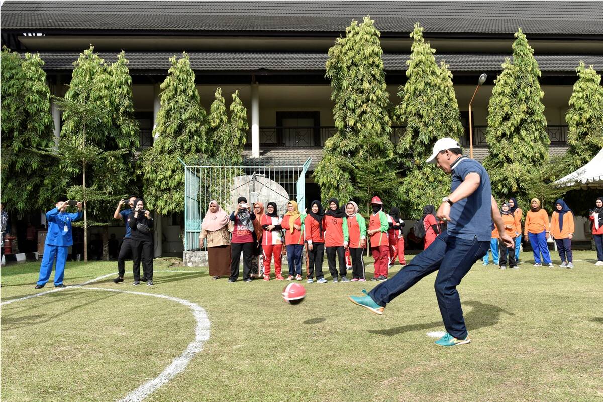 Sekda Buka Pertandingan Futsal HUT Provinsi Jambi