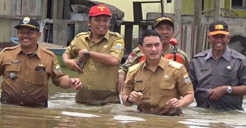 Sekda Dampingi Gubernur Tinjau Banjir