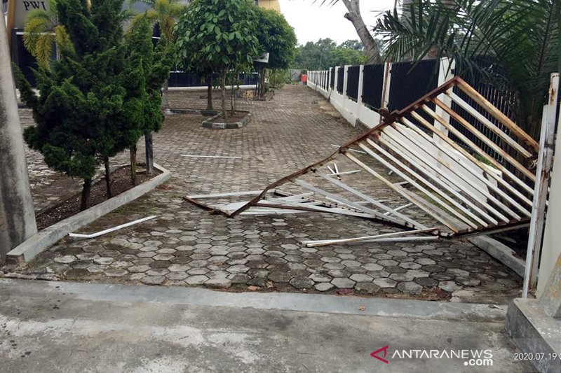Sekelompok Pemuda Serang Kantor PWI dan Aniaya Ucok