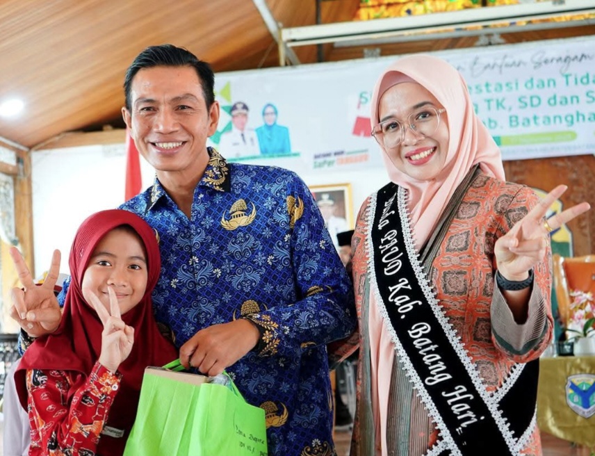 Semangat Fadhil Arief Tak Pernah Kendor! Berikan 10.428 Seragam ke Ribuan Siswa Prestasi dan Kurang Mampu di Batang Hari