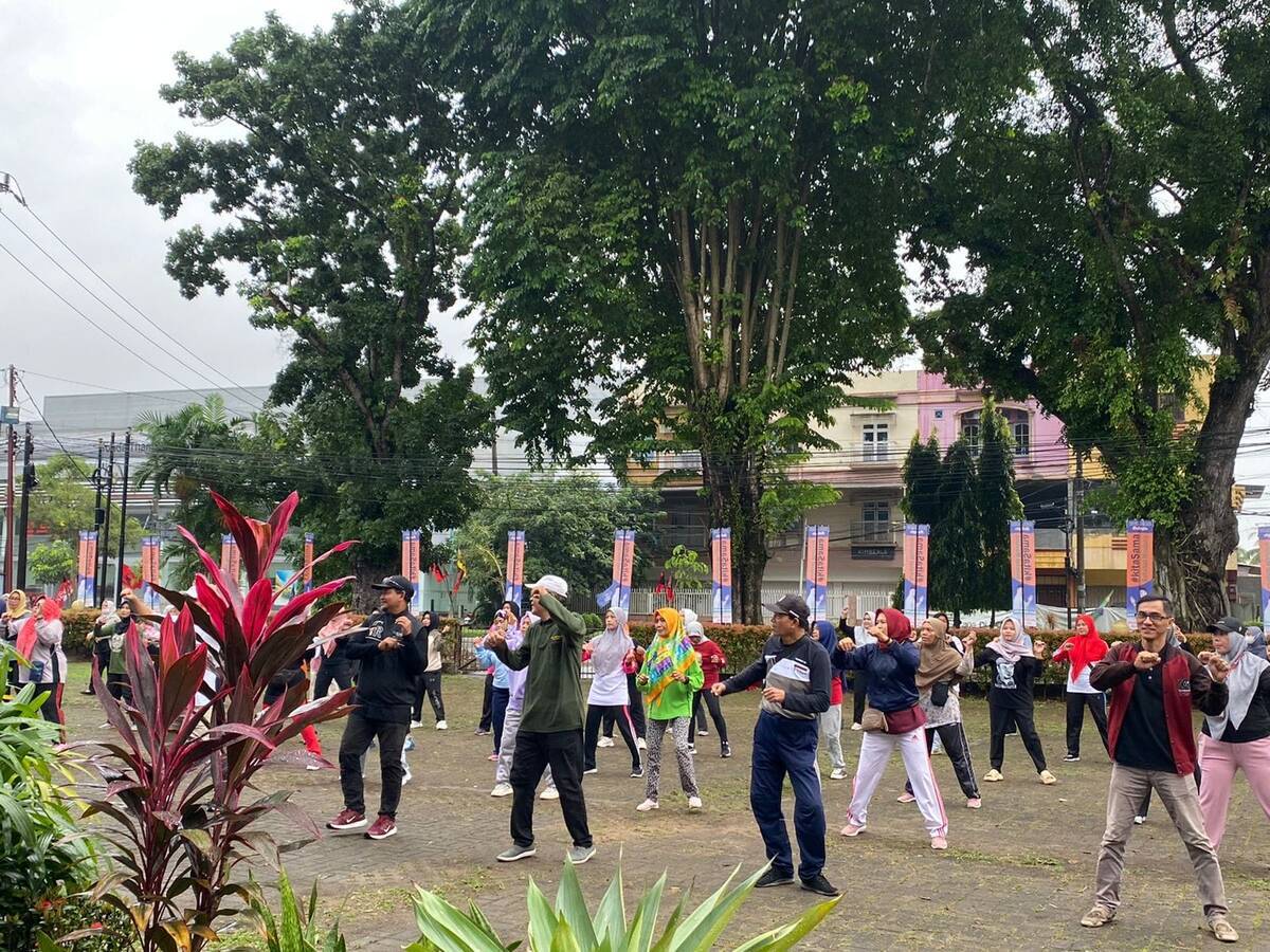 Semangat Relawan Pendukung Maulana Senam Pagi Walaupun Diguyur Hujan