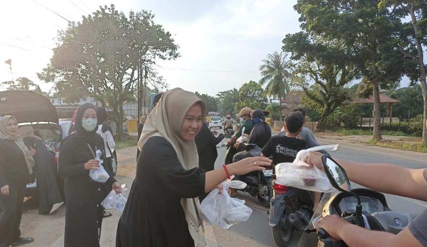 Semangat Warga RT 01 Bagan Pete Bagi-bagi Takjil Gratis di Jalan Lintas