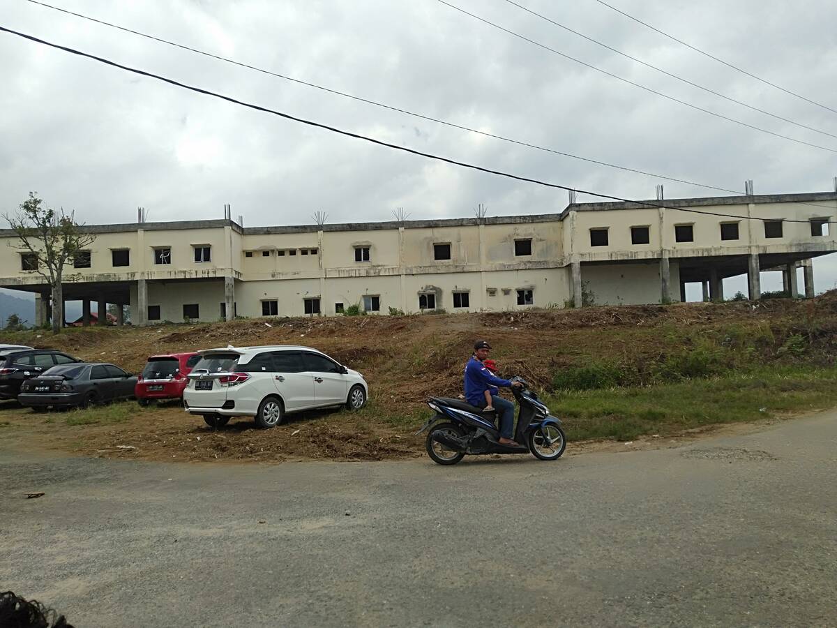 Sempat Mangkrak, Kantor Bupati Kerinci Direnovasi Lagi