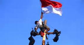 Seorang Pemanjat Pinang di Kota Jambi Terjatuh