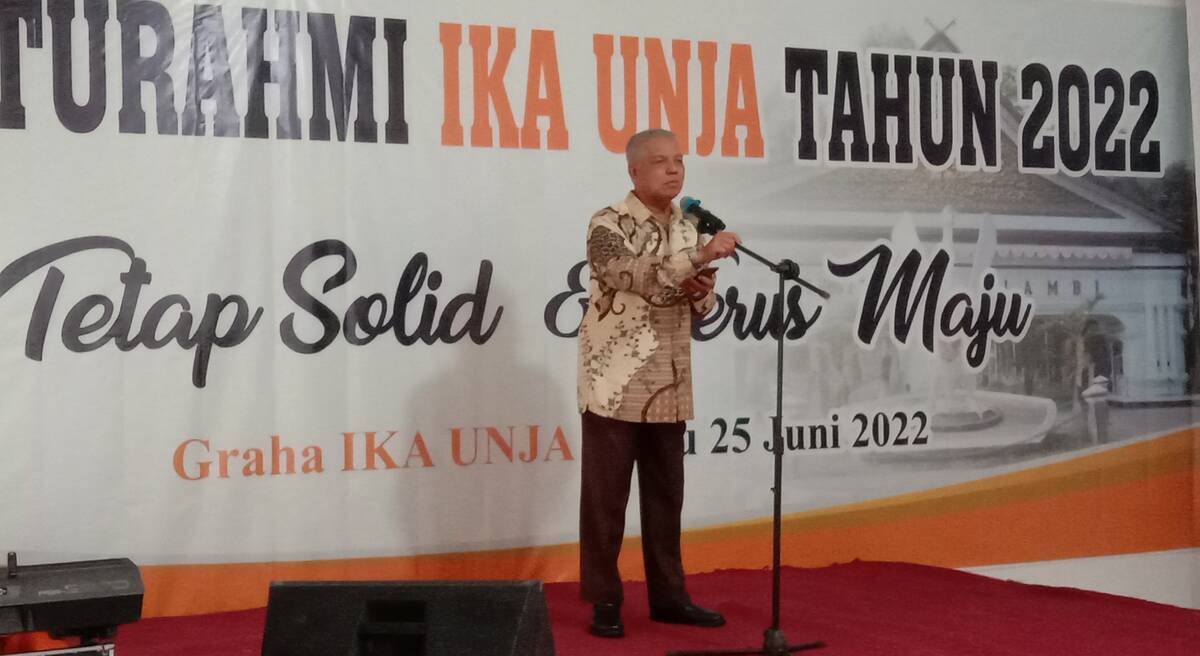 Seruan Usman Ermulan: Ajak Alumni Unja Sedekah Air Putih untuk Pemudik Terjebak Macet di Jembatan Aurduri I