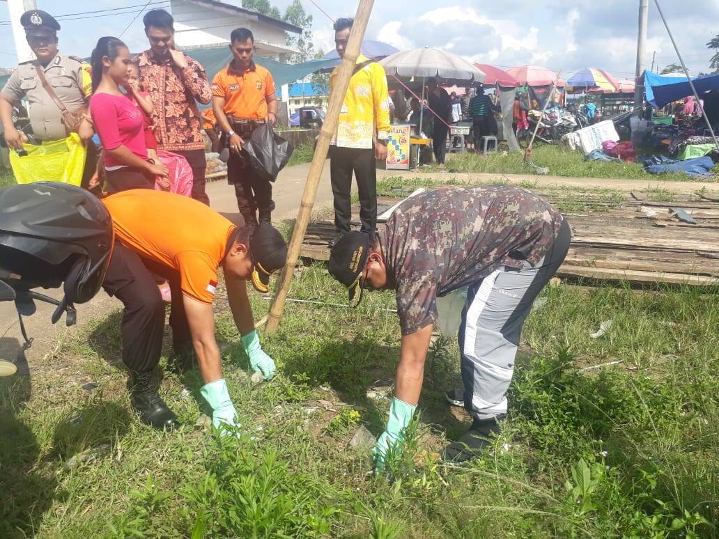 Setelah Apel HPSN, Pasukan Pungut Sampah di Pasar Kalangan Parit Culum I