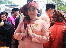 Sherrin Tharia Kunjungi dan Santuni Lansia di Panti Jompo