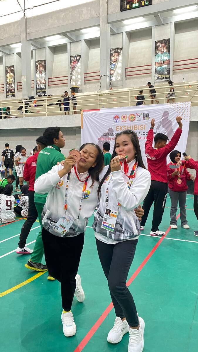 Siswa dan Guru SMAN 11 Kota Jambi Meraih Medali PON 2024 di Cabor Floorball