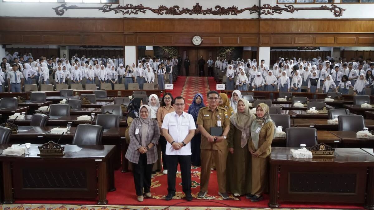 Siswa SMAN 4 Kota Jambi Padati Ruang Paripurna DPRD Jambi