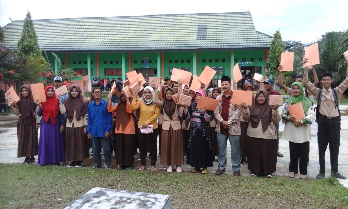 SMAN 10 Sarolangun Berikan Piagam Kepada Siswa Berprestasi