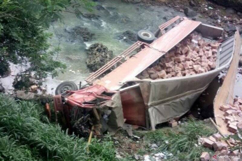 Sopir Truk Muatan Mie Tewas ke Jurang Setelah Menghantam Tebing