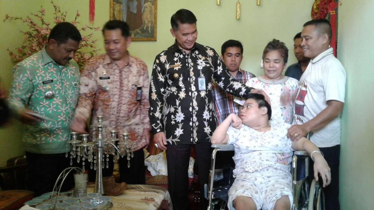 Sosialnya Tak Diragukan, Fasha Kembali Salurkan Kursi Roda Gratis.