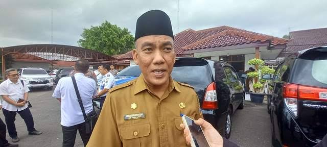 Spanduk Pejabat Eselon II Pemprov Jambi Terpampang di Tiang Milik Pemerintah
