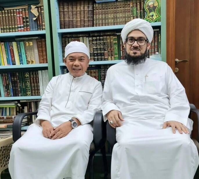 Subhanallah! Ulama Terkemuka di Mekkah Pasangkan Kopiah Kebesaran ke Gubernur Jambi