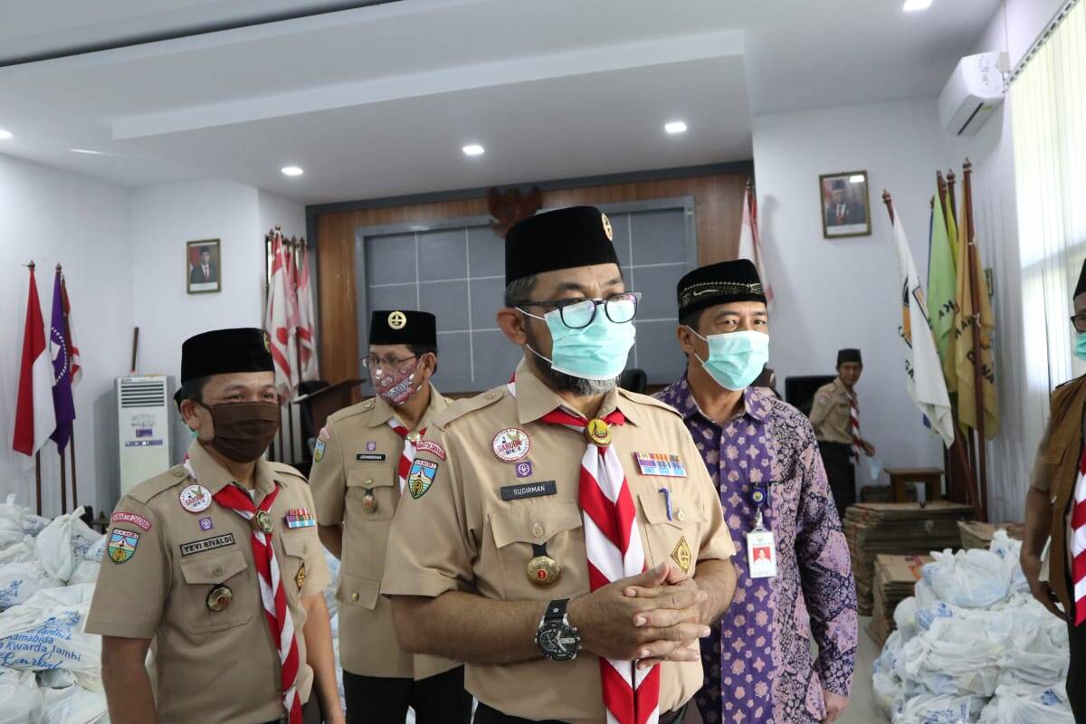 Sudirman: Pramuka Peduli Berikan Paket Sembako Pada Warga Terdampak Covid-19