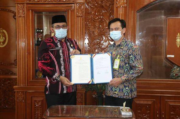 Sudirman Serahkan SK Penetapan Lokasi Pembangunan Jalan Tol Sumatera di Jambi