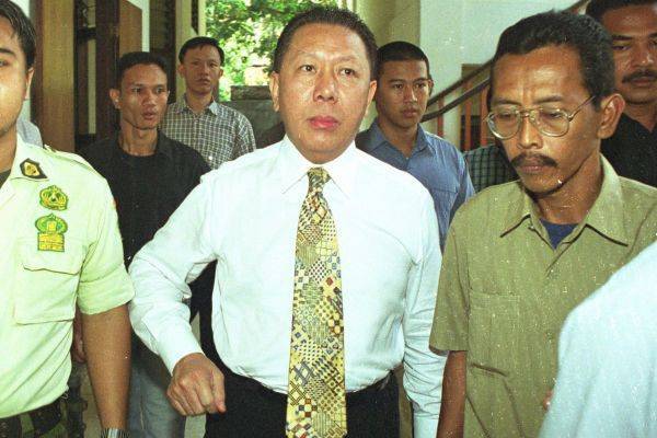 Sulitnya Menangkap Djoko Sugiarto