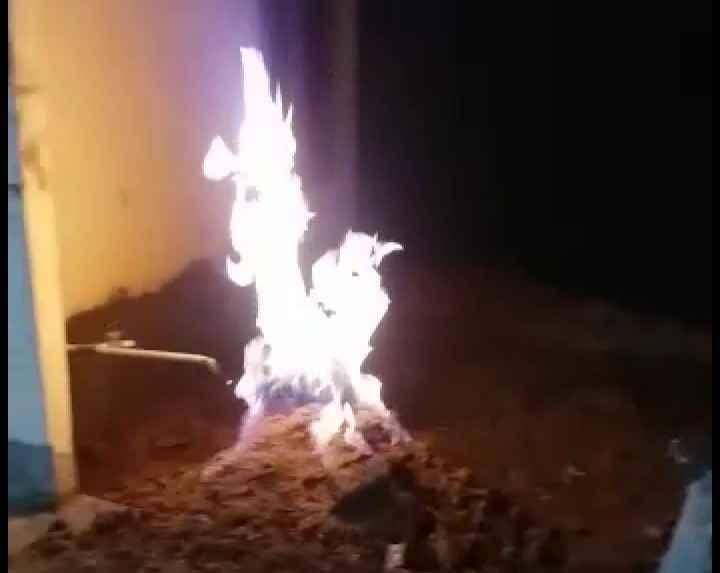 Sumur Bor Keluarkan Gas dan Api