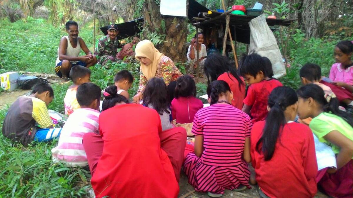 Suryani, Istri Tentara Menjadi Guru SAD