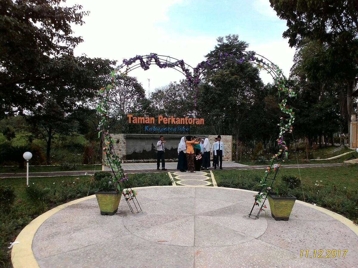 Taman Perkantoran Bupati Jadi Ajang Selfi Remaja