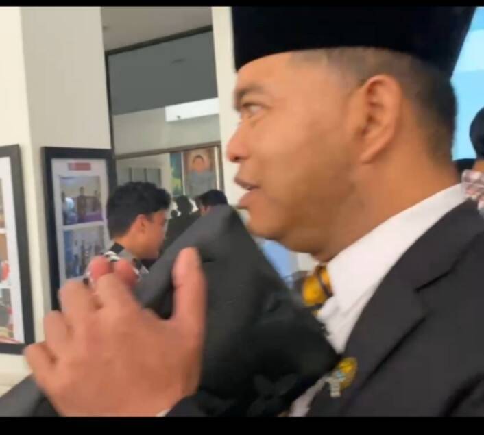 Tampang Wajah Amrizal Jelang Diperiksa Polda Jambi, Mata Sembab Pakai Peci-Jas Hitam, Pegang Tas Handbag Melipat Tangan