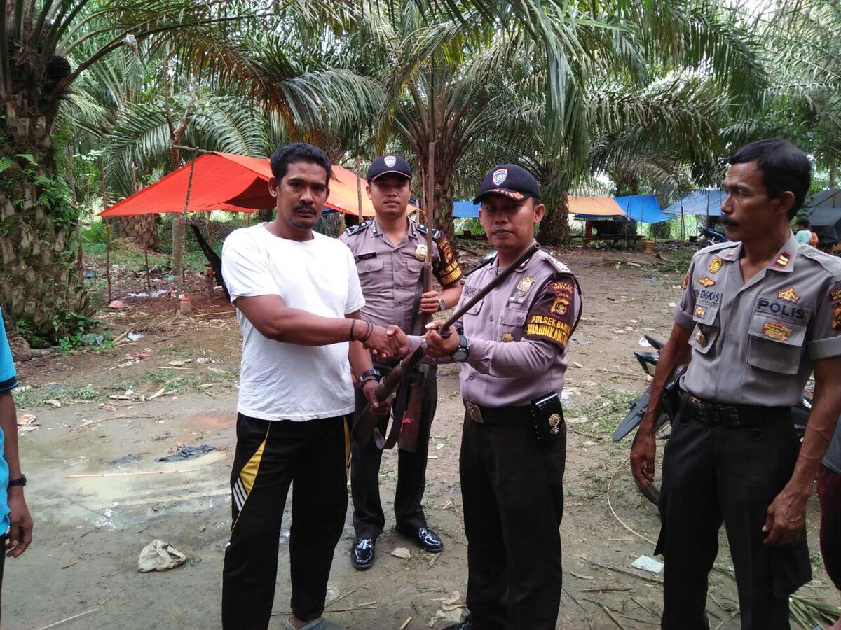 Temenggung Pajang Serahkan Senjata Buruan