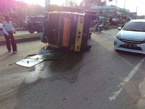 Terobos Lampu Merah Dengan Kecepatan Tinggi, Truk Hantam MX Hingga Terbalik