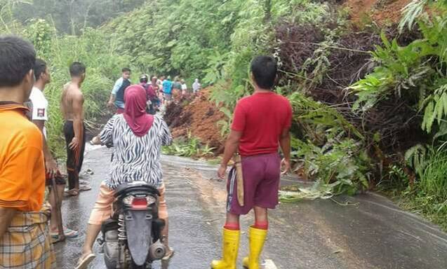 Tertimbun Lonsor Jalan Jangkat Putus