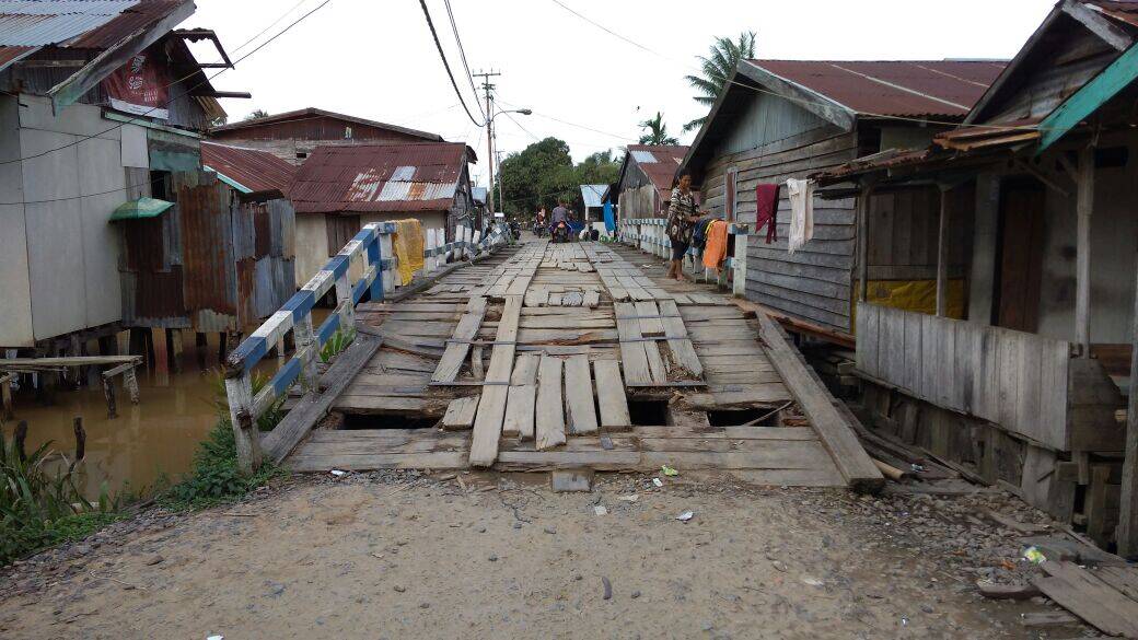 Tiang Jembatan di Nipah Panjang I Bergoyang dan Sangat Memprihatinkan